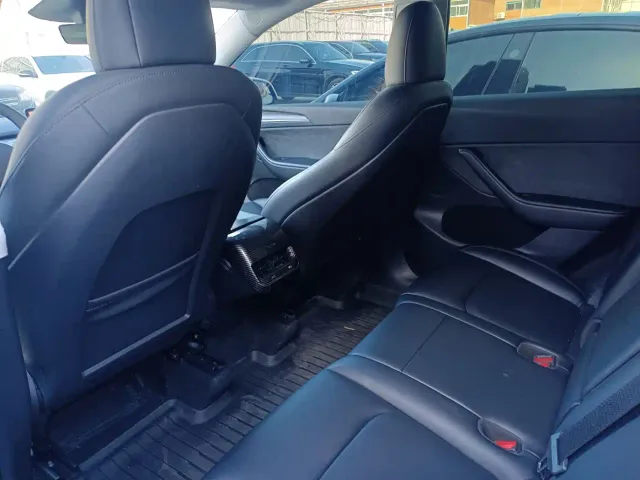 Tesla Model Y — Фото автомобиля 18