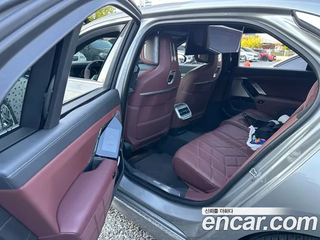 BMW 7 Series G70 — Фото автомобиля 11