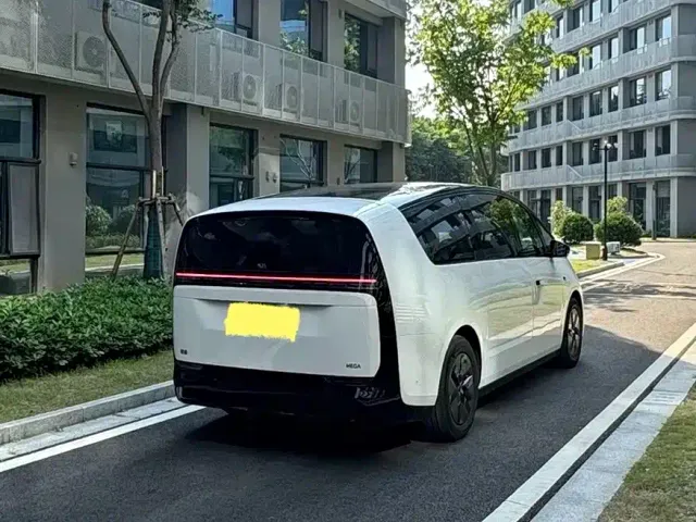 Li Auto MEGA — Фото автомобиля 3