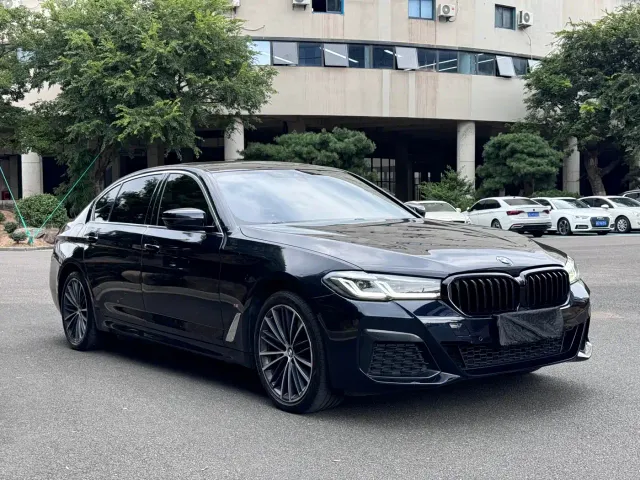 BMW BMW 5 Series 2022 Facelift 530Li Leading M Sport Package — Фото автомобиля 3