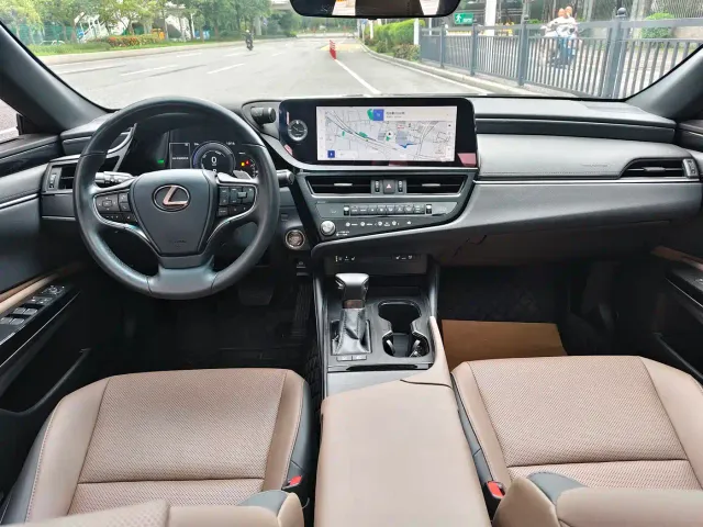 Lexus ES — Фото автомобиля 8