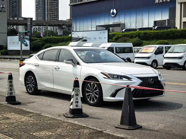 Lexus ES — Фото автомобиля 6
