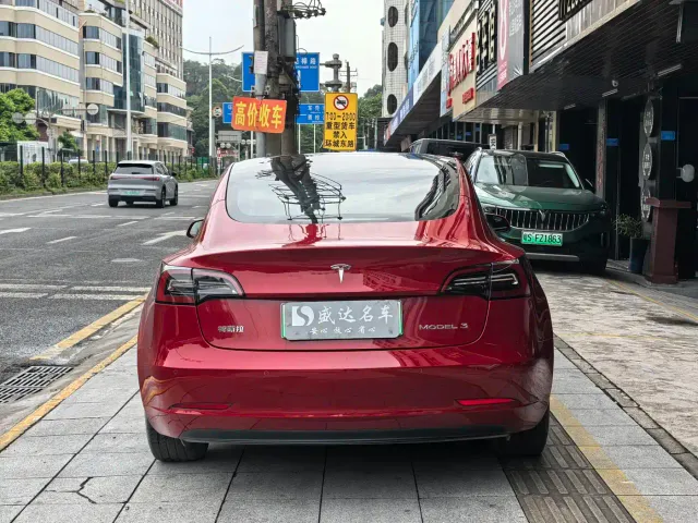 Tesla Model 3 — Фото автомобиля 5