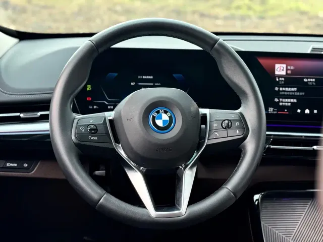 BMW iX1 — Фото автомобиля 7