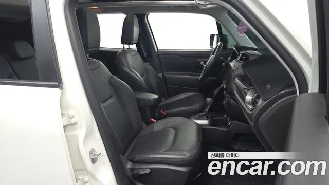 Jeep Renegade — Фото автомобиля 16