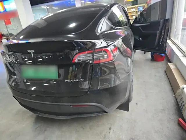 Tesla Model Y — Фото автомобиля 6