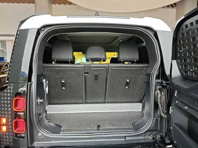Land Rover Defender — Фото автомобиля 18