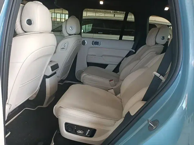 Li Auto L8 — Фото автомобиля 12