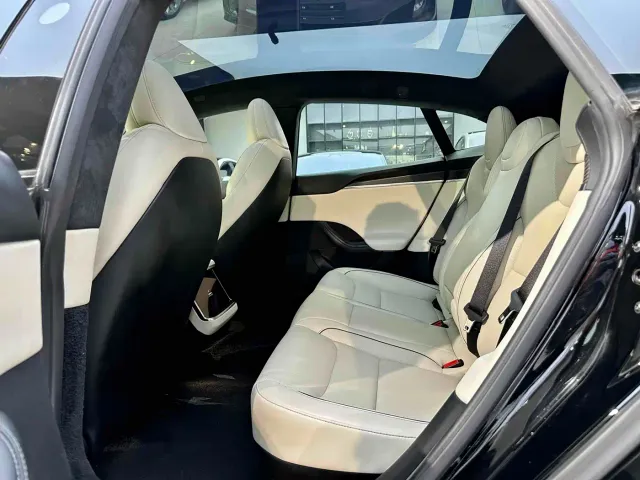 Tesla Model S — Фото автомобиля 7