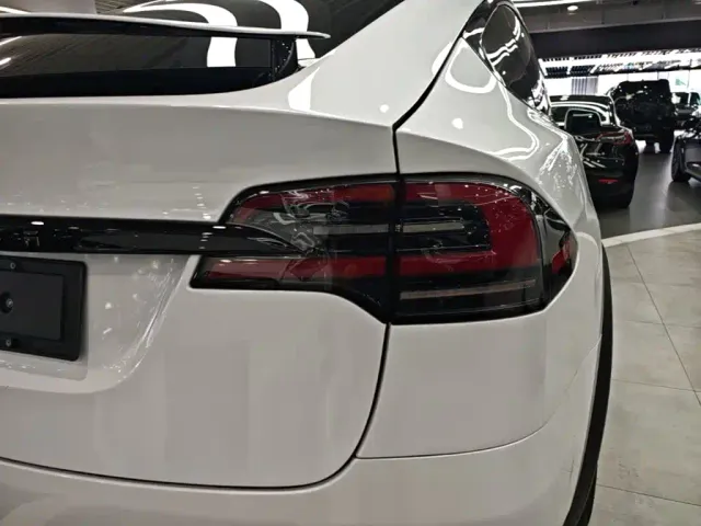 Tesla Model X — Фото автомобиля 7
