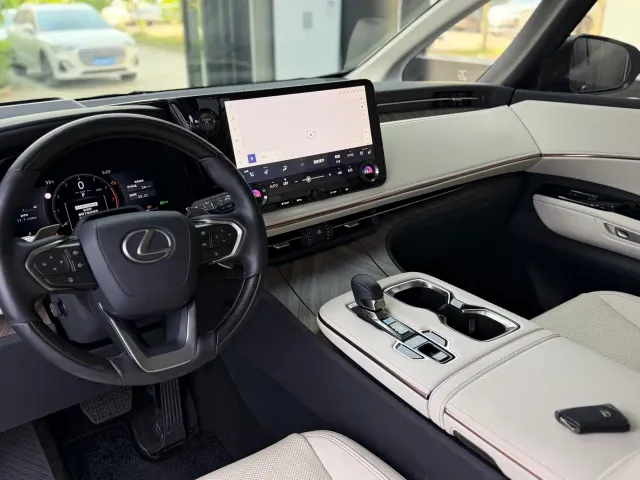 Lexus LM — Фото автомобиля 8