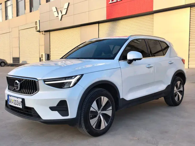 Volvo XC40 — Фото автомобиля 2