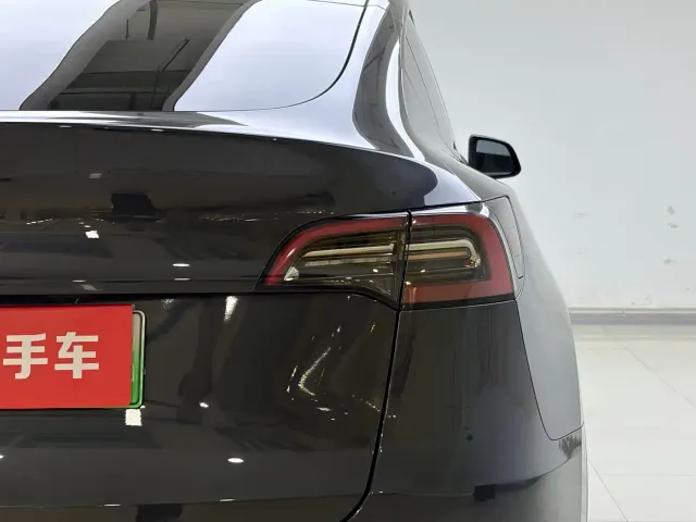 Tesla Model Y — Фото автомобиля 17