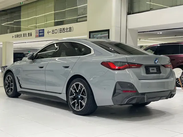 BMW i4 — Фото автомобиля 4