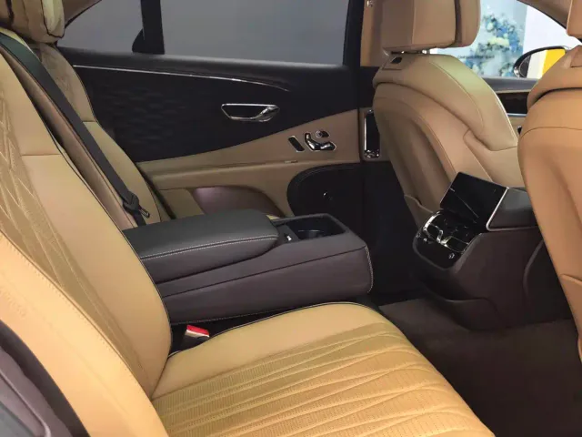 Bentley Flying Spur — Фото автомобиля 18