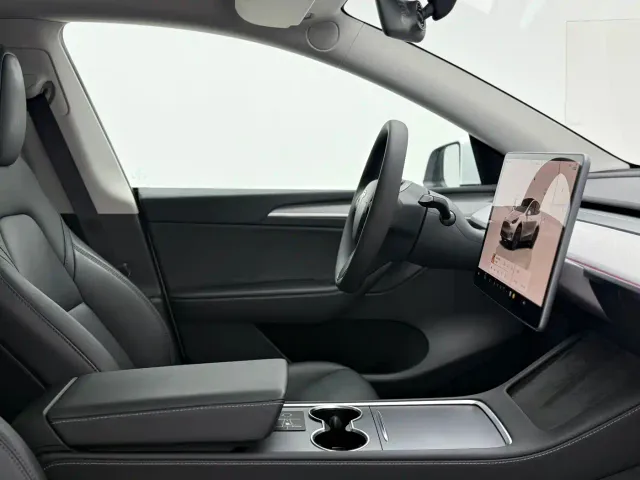 Tesla Model Y — Фото автомобиля 18