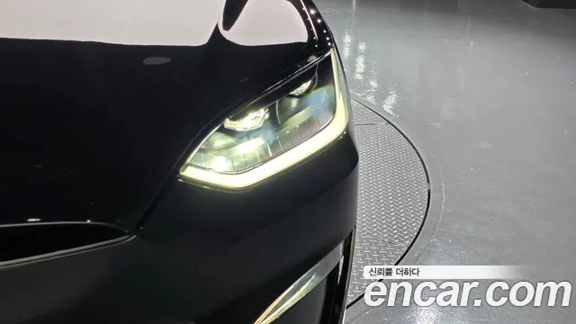 Tesla Model X — Фото автомобиля 22
