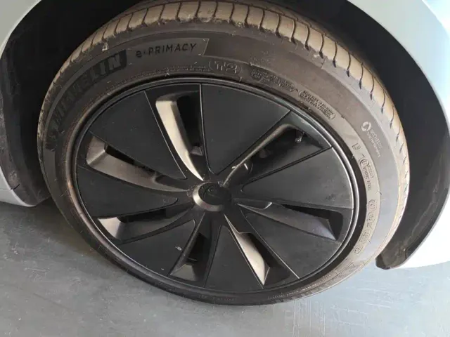Tesla Model 3 — Фото автомобиля 6