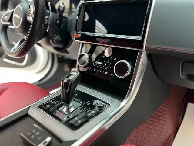 Jaguar XEL — Фото автомобиля 21