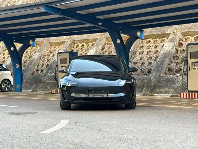 Tesla Model 3 — Фото автомобиля 3