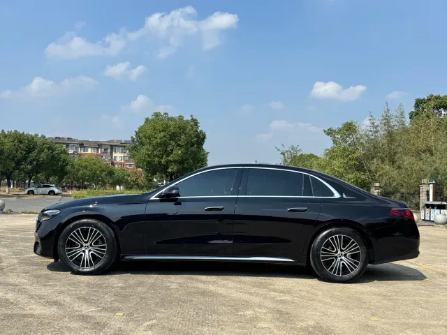 Mercedes-Benz E-Class — Фото автомобиля 4