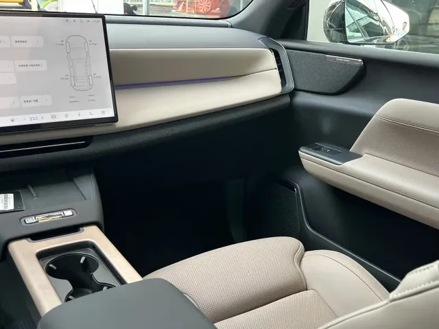 Volvo XC70 Plug-in Hybrid — Фото автомобиля 11