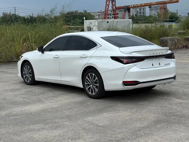 Lexus ES — Фото автомобиля 14