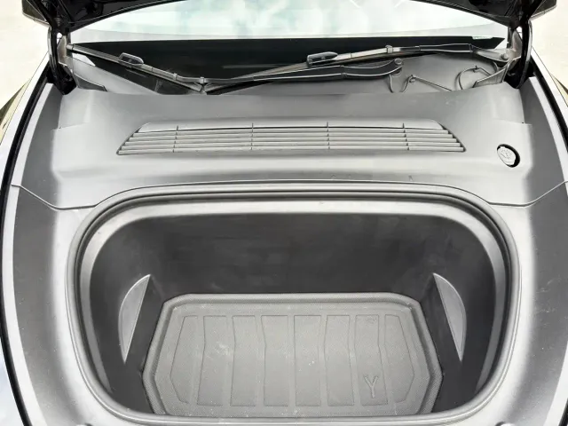 Tesla Model Y — Фото автомобиля 12