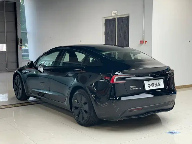 Tesla Model 3 — Фото автомобиля 22