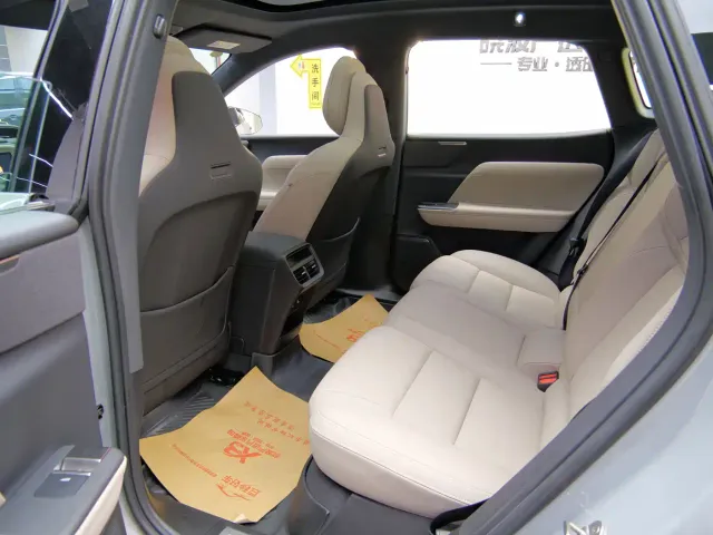 Volvo XC70 Plug-in Hybrid — Фото автомобиля 10