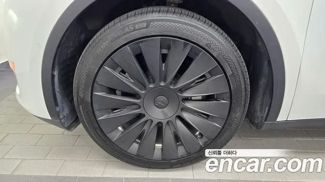 Tesla Model Y — Фото автомобиля 5