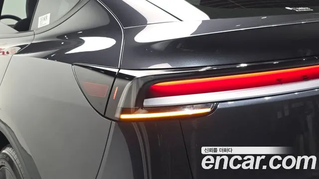 Tesla Model Y — Фото автомобиля 8
