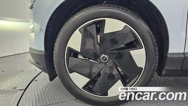 Volvo EX30 — Фото автомобиля 4