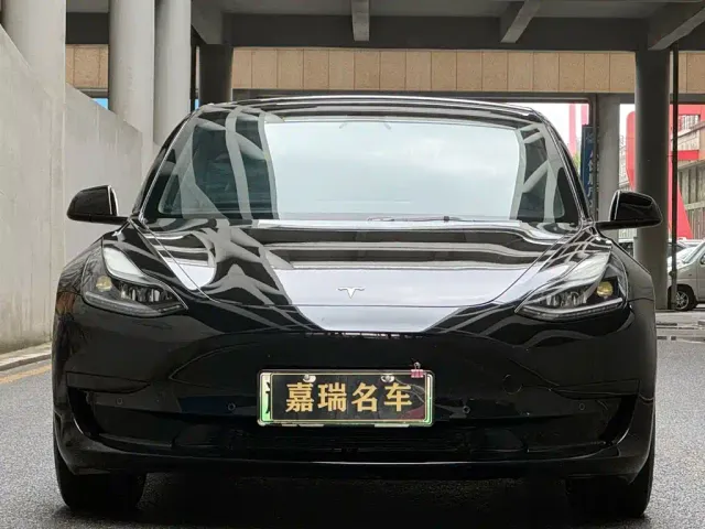 Tesla Model 3 — Фото автомобиля 2