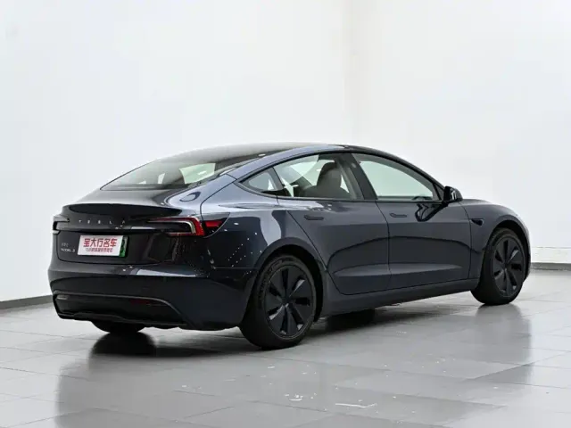 Tesla Model 3 — Фото автомобиля 7
