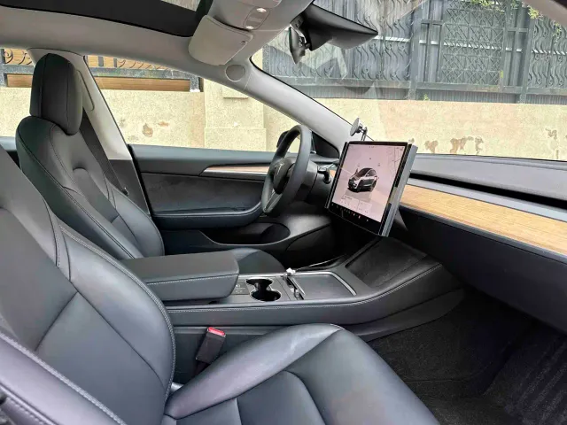 Tesla Model 3 — Фото автомобиля 12