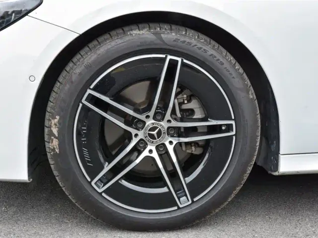 Mercedes-Benz E-Class — Фото автомобиля 6
