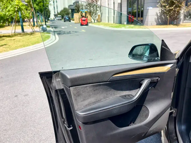 Tesla Model Y — Фото автомобиля 9
