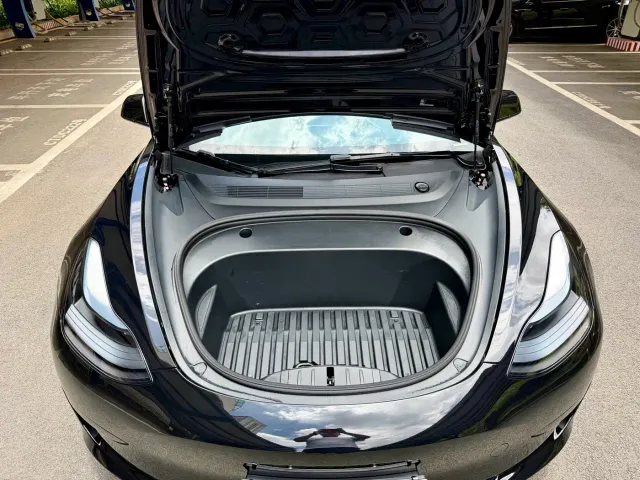 Tesla Model 3 — Фото автомобиля 15