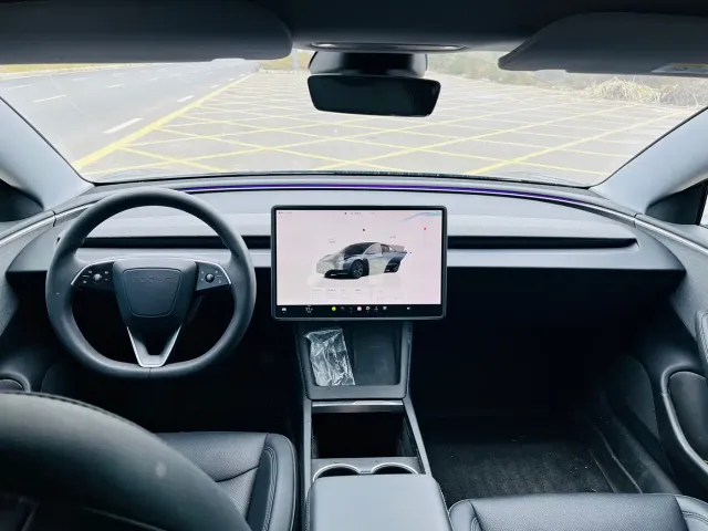 Tesla Model 3 — Фото автомобиля 6
