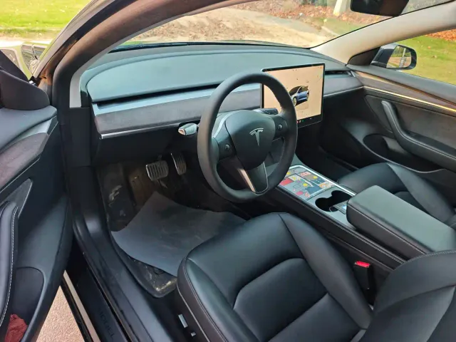 Tesla Model 3 — Фото автомобиля 4