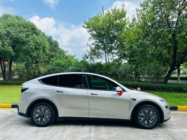 Tesla Model Y L — Фото автомобиля 4