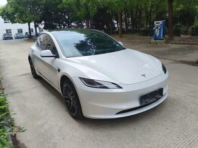 Tesla Model 3 — Фото автомобиля 3
