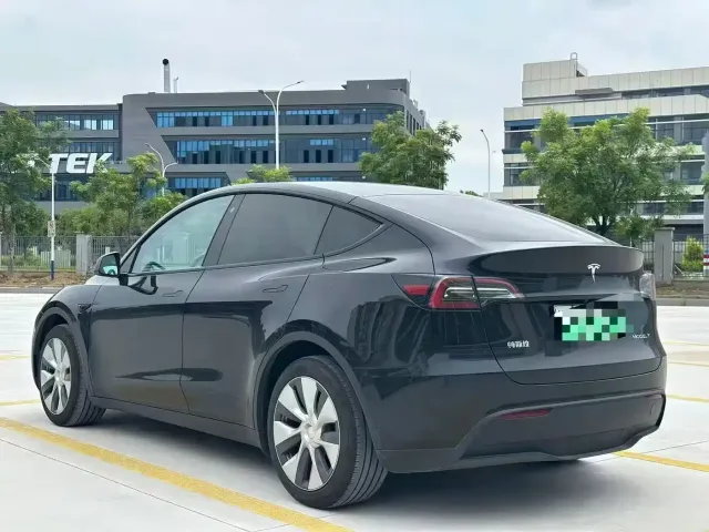 Tesla Model Y — Фото автомобиля 7