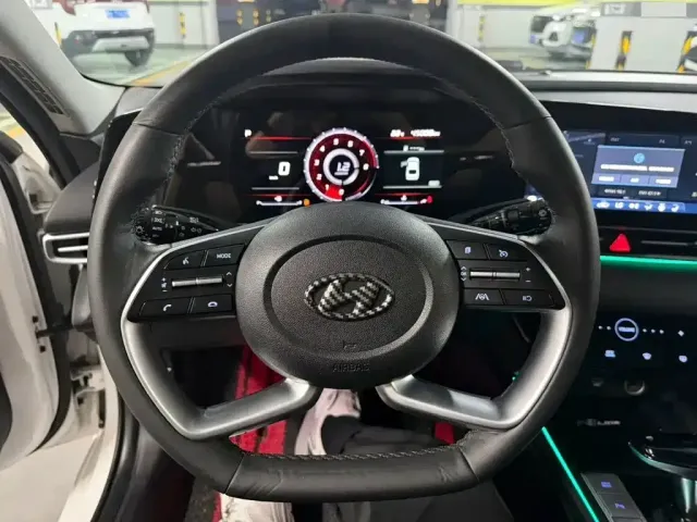 Hyundai Elantra 2022 1.5L CVT LUX Premium Edition — Фото автомобиля 11