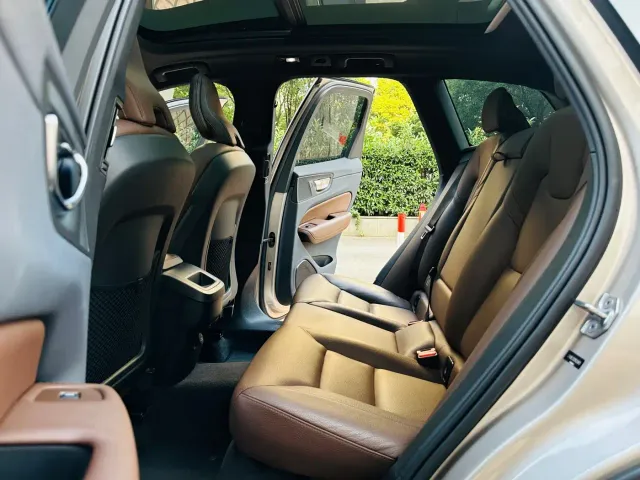 Volvo XC60 — Фото автомобиля 6