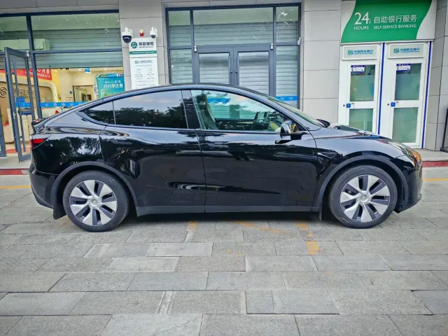 Tesla Model Y — Фото автомобиля 3