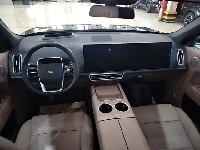 Li Auto L8 — Фото автомобиля 9