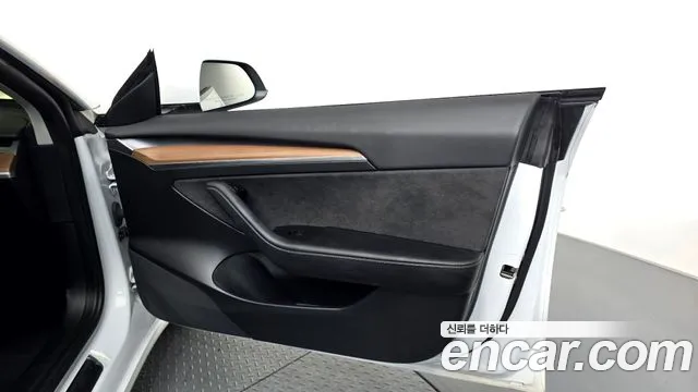 Tesla Model 3 — Фото автомобиля 22