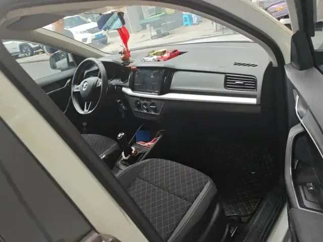 Škoda Kamiq 2021 1.5L Manual Standard — Фото автомобиля 8